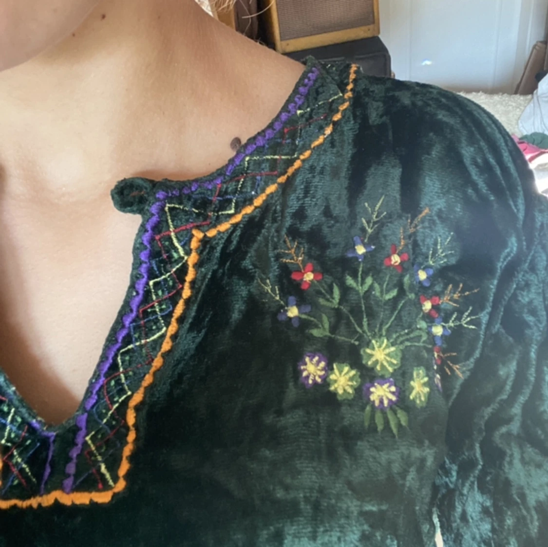 Samettstopp i grönt med broderidetaljer - 2