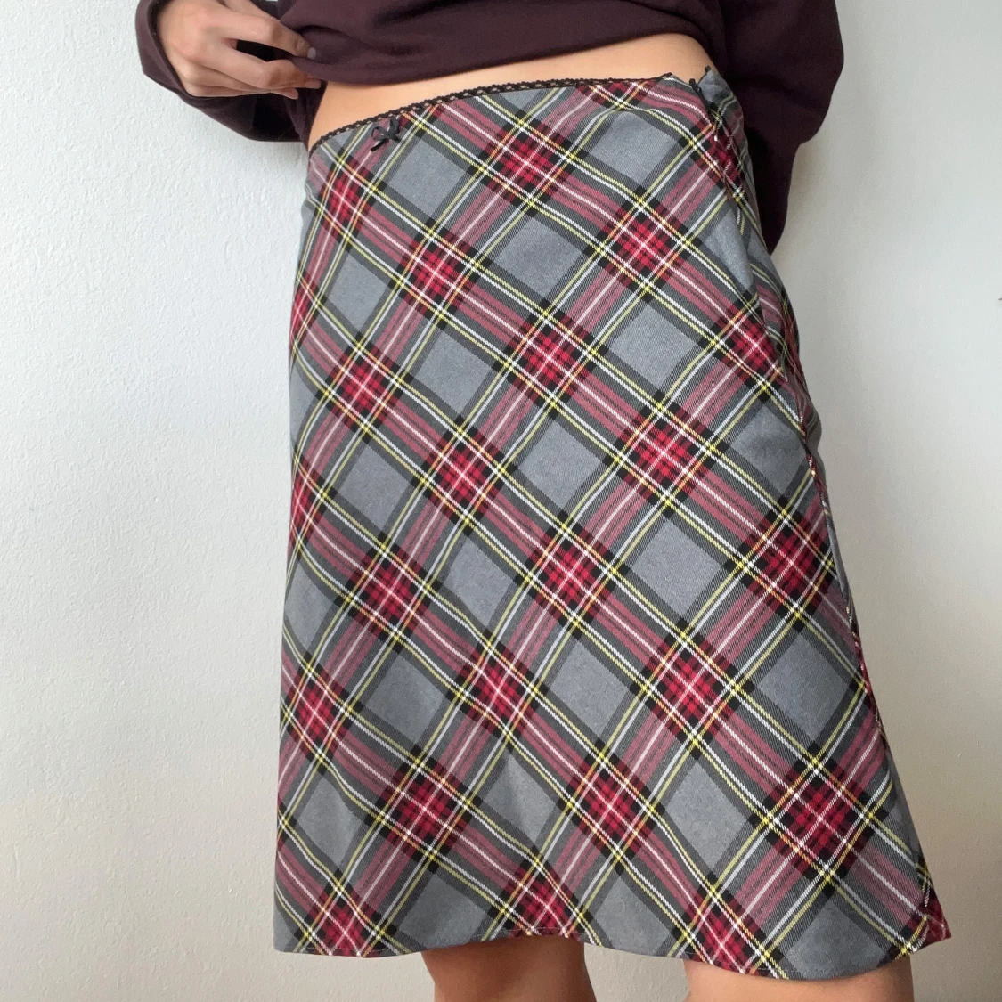 Grå rutig kjol med röda detaljer - 2