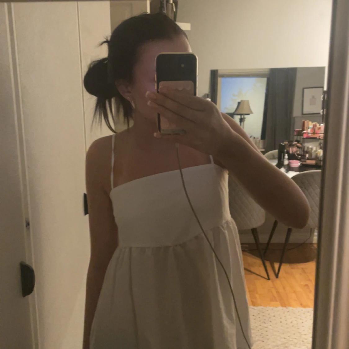 Vit ärmlös linnetopp med smala axelband