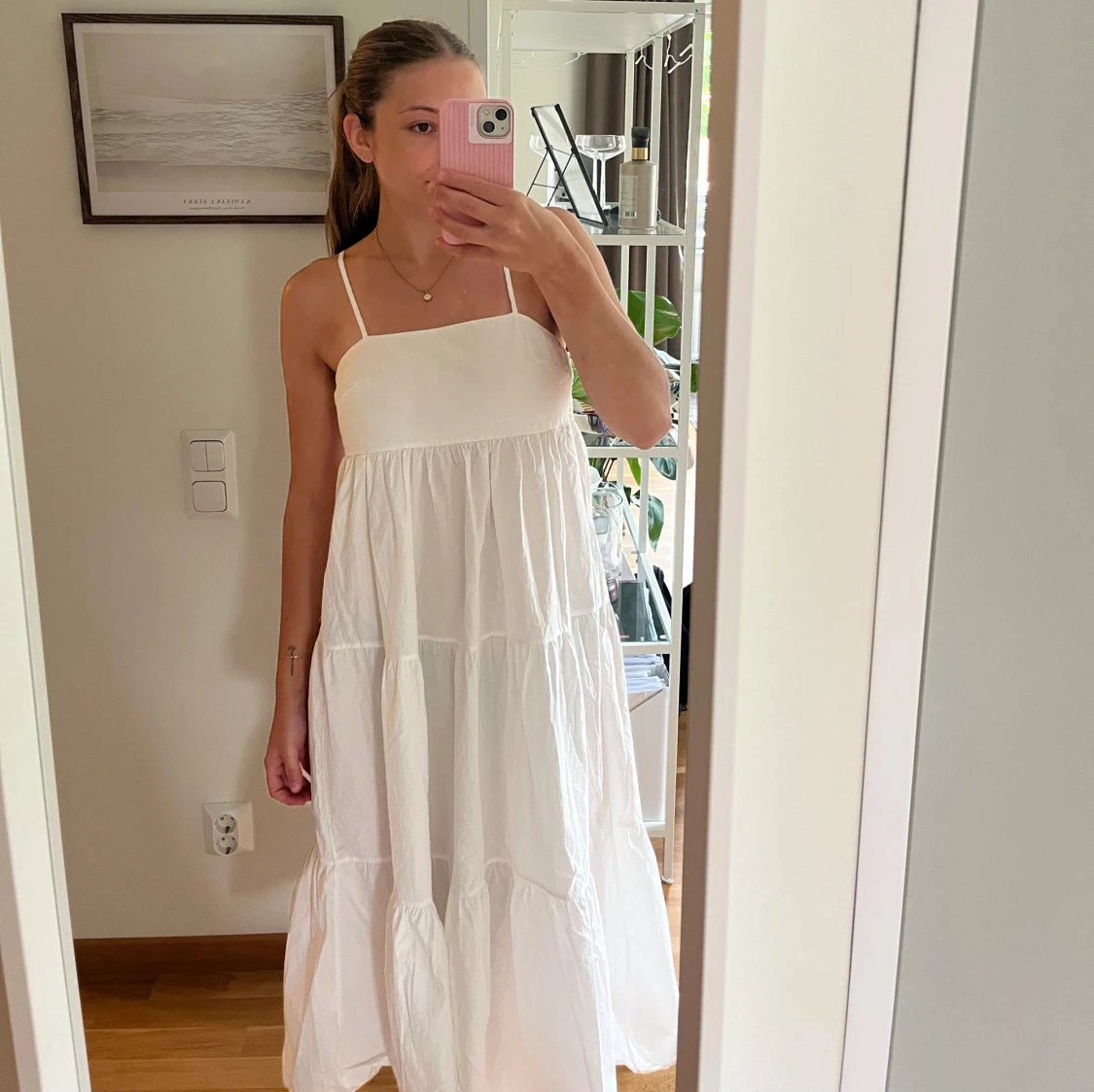 Vit långklänning med smala axelband - 2