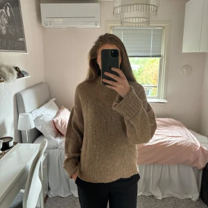 Stickad tröja  NA-KD - Brun stickad tröja från Nakd. Den har en ganska oversized passform och ärmarna är ganska långa så jag har vikt upp ärmarna. Storlek M på lappen. Den är ganska luftig och lätt så den tynger inte ner när man har på sig den.  Skriv om du har några frågor☺️