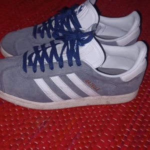 Adidas gazelle  - Tja! Säljer dessa tvär snygga adidas gazellen i stl 37,5 men passar 38 de är i 7/10 skick och riktigt fräscha nu till hösten ny pris ligger omkring 1399 men mitt är mycket bättre. Hör av er via funderingar