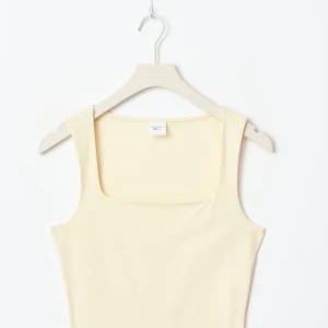 Ljusgul linnetopp från Gina Tricot - Säljer ett snyggt linne från Gina, med prislapp kvar, som är slutsålt online. Säljer då det är för stort. 