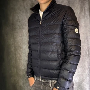 Moncler dunjacka - Mycket fint skick | Size 2 passar S/M  | fraktar spårbart inom 24 timmar |  för att köpa klicka ” köp nu” | vid frågor skriv ett meddelande