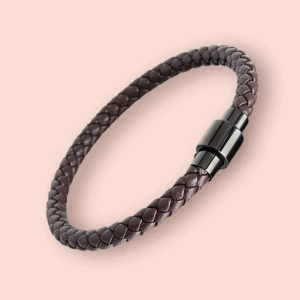 Brunt flätat armband - Snyggt brunt armband i flätat skinn med en stilren svart magnetlås + säkring. Perfekt accessoar för dig som gillar en enkel men cool look. Passar till både vardagsoutfit och mer dressade tillfällen.