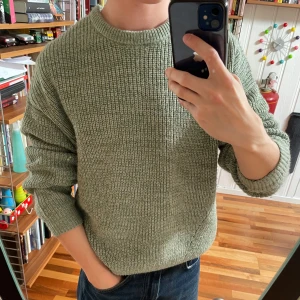 Grön stickad tröja med rund hals - Säljer en oversize grön stickad tröja med grov ribbstickning och rund hals. Tröjan har en loose passform och ganska långa ärmar. Tröjan är väldigt tjock och varm, perfekt för kalla dagar 