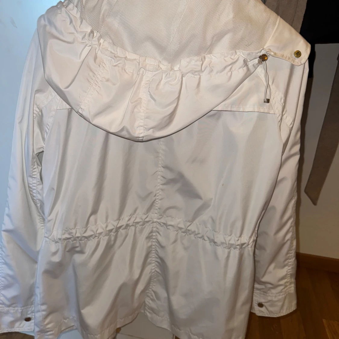 Vit vind/regnjacka från Yessica strl 36 - 1