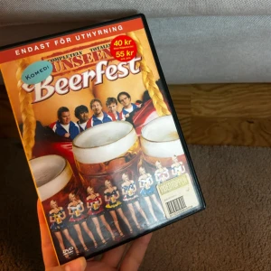 Beerfest - Beerfest är en komedifilm på DVD med färgstark omslagsdesign, stora ölglas och personer i traditionella dräkter. Perfekt för dig som gillar humor och festliga filmer med vänner.