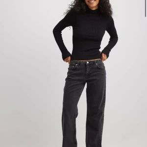 Svarta/mörkgrå jeans med låg midja - Säljer ett par low waist svarta/mörkgrå wide leg jeans från NA-KD. Färgen heter mörkgrå på hemsidan. Helt nya och aldrig använda med prislapp och original förpackning kvar! Original pris 699kr
