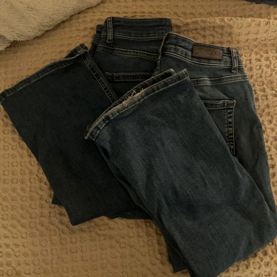 Mörkblå jeansbyxor i klassisk modell