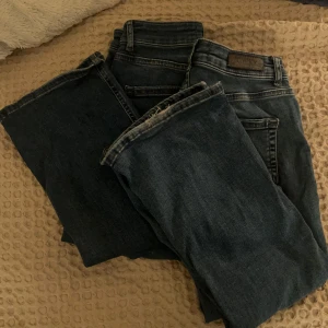 Mörkblå jeansbyxor i klassisk modell - Säljer två par flared byxor från only i mid raise, 169kr/st☺️ Skriv för fler bilder!!❤️