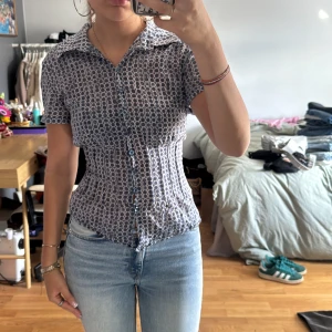 Mönstrad kortärmad skjorta Betty Barclay - Säljer en snygg kortärmad skjorta från Betty Barclay med blått och vitt mönster. 