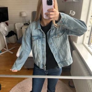 Ljusblå jeansjacka från Gina Tricot - Ljusblå jeansjacka från Gina Tricot i storlek 170. Köpt nu i somras och endast använd max 4 gånger. 