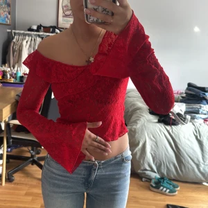 Röd spetsblus från Motel Rocks - Superfin röd blus från Motel Rocks i spets med offshoulder och volangdetalj upptill. Långa utsvängda ärmar och croppad passform. Köpt för $59 i New York förra året på Urban outfiters