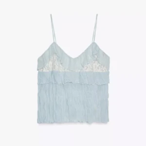 Ljusblå linnetopp med spetsdetaljer - Supersöt ljusblå linnetopp med tunna axelband, volang och fina spetsdetaljer upptill. Helt ny från Zara✨
