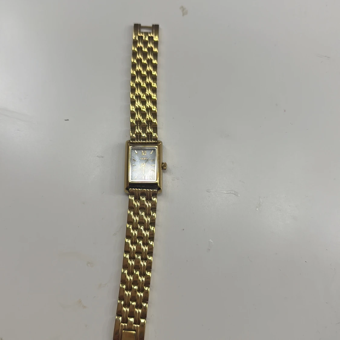 Guldfärgad fyrkantig klocka från HIMOSIGNATUR