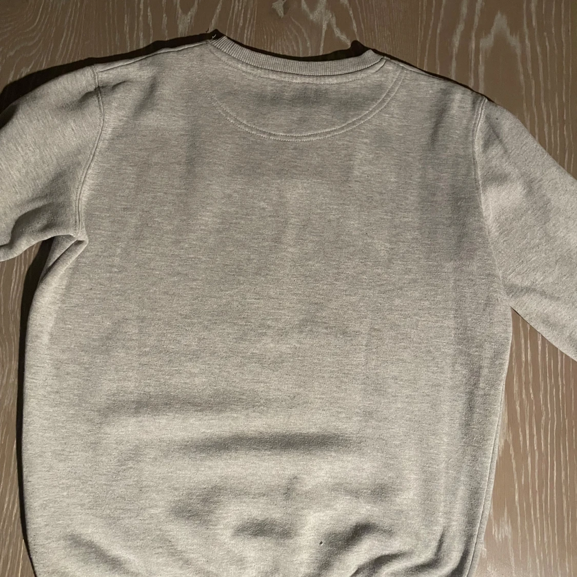 Grå sweatshirt från Lyle & Scott - 1