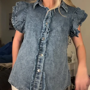Jeansskjorta med volangärmar - Helt ny, bekväm💕 Passar större xs och S 