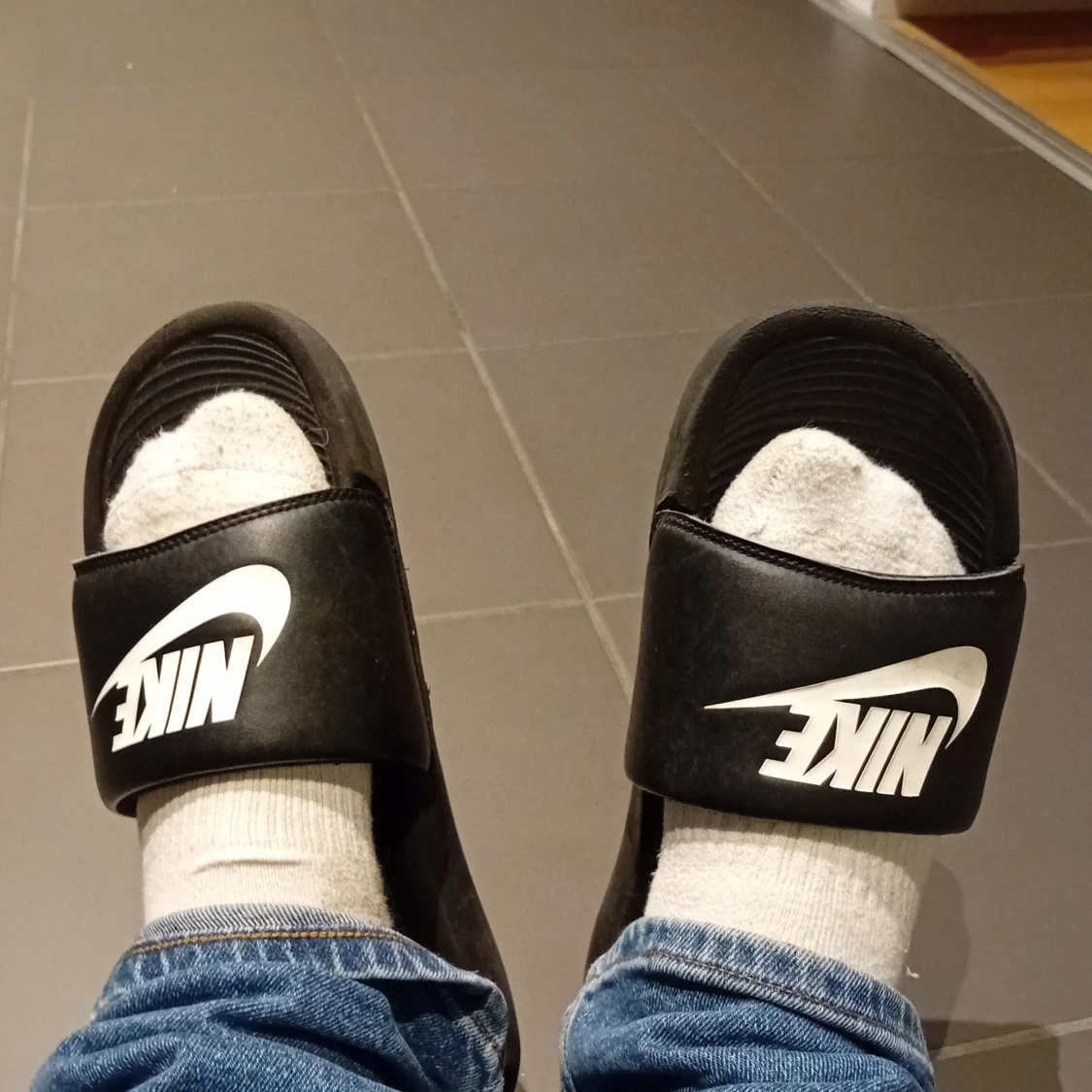 Svarta Nike sandaler med vit logga - 1