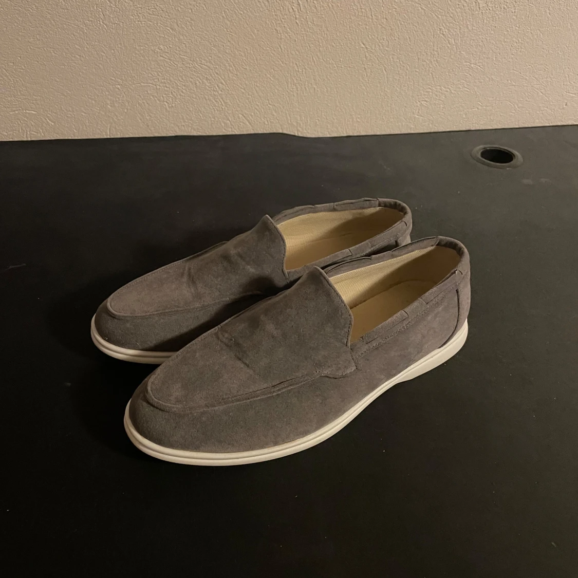 Grå mockaloafers med vit sula