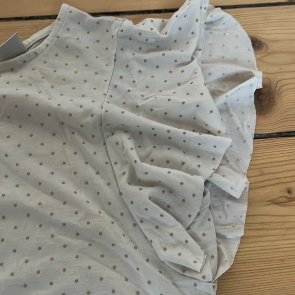 Vit prickig blus med volangärmar - 3