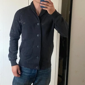 Cardigan - Snygg stilren cardigan från märket ”peacocks” det är inga fel på den. Tveka inte på att skriva om du har frågor.