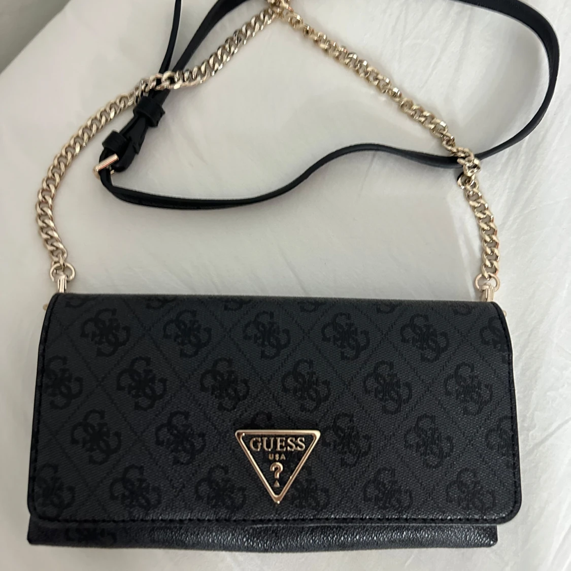 Svart axelväska från Guess med kedja