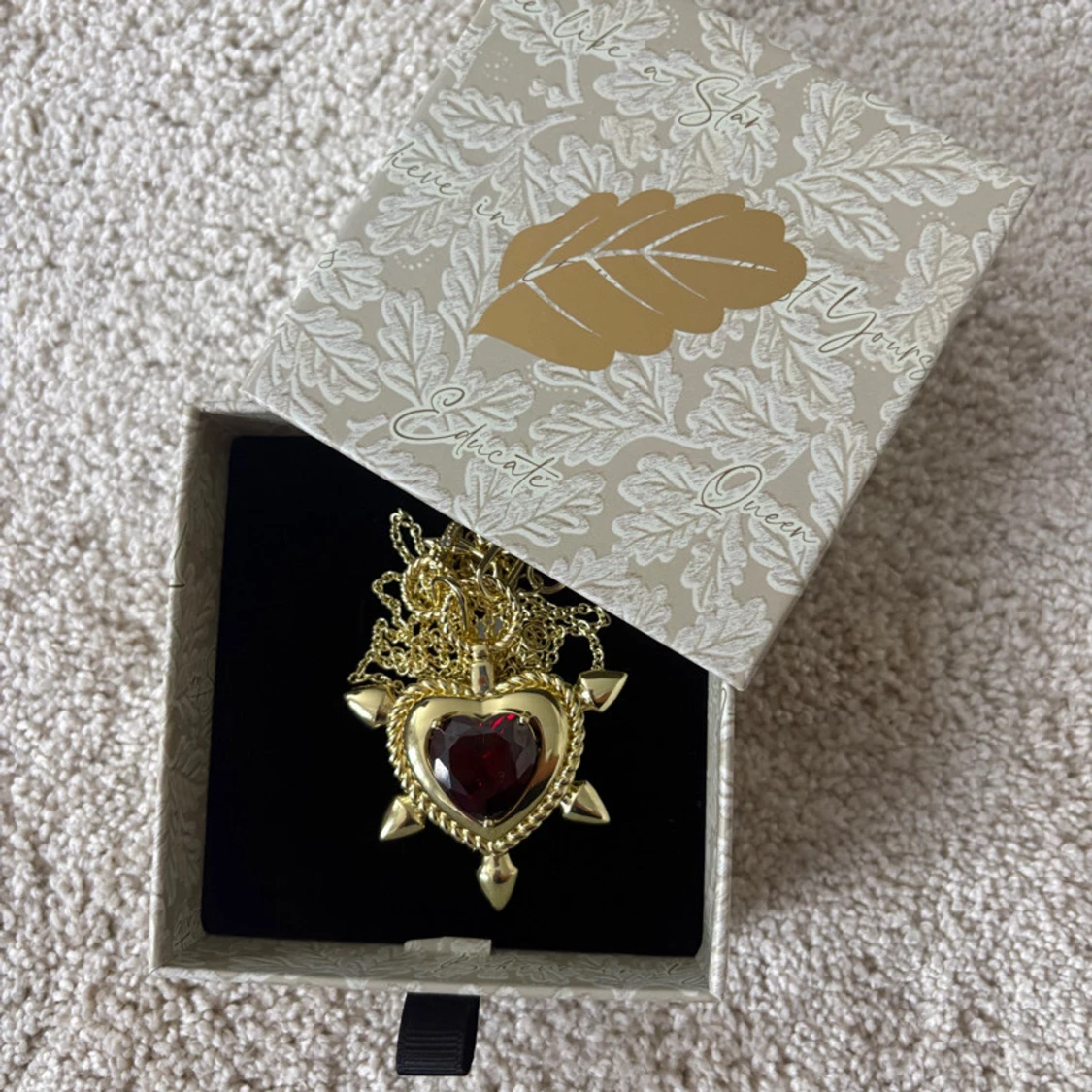 Guldigt halsband med hjärthänge