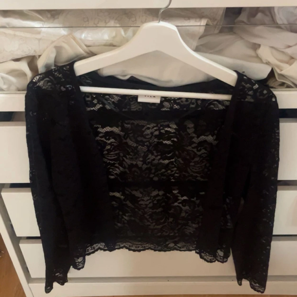 Svart spetsig kofta  från VILA🥰 - 1