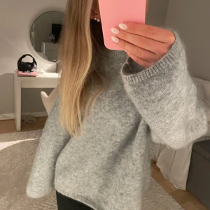 mohair stickad tröja  - så fin stickad tröja i mohair/wool blend från HM, köpt på plick men inga defekter o knappt använd❤️perfekt nu till hösten o vintern! färgen är i en ljus blågrå blandning