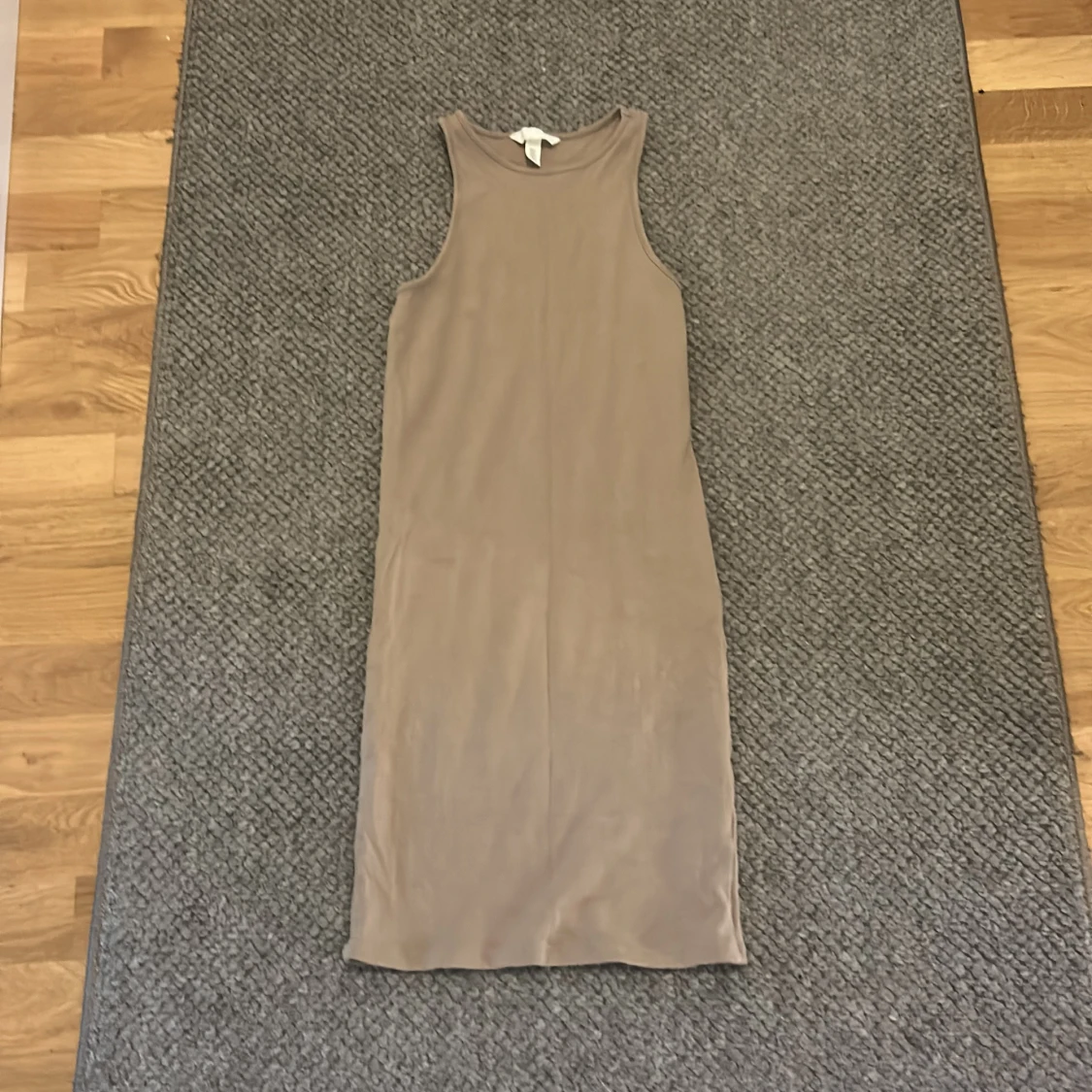Beige ärmlös klänning från H&M