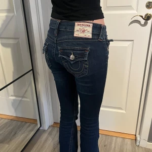 True Religion jeans - Skitsnygga lågmidjade mörkblå jeans i väldigtbra skick från True Religion, deras Joey modell. Dem är storlek 25, men skulle säga att de är ganska stora i storleken. Skriv vid frågor 💗