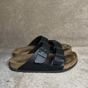 Birkenstocks sandaler - | Condition: 7/10 | Color: Black and Brown | What is included: Only the sandals | Retail Price: 1400kr