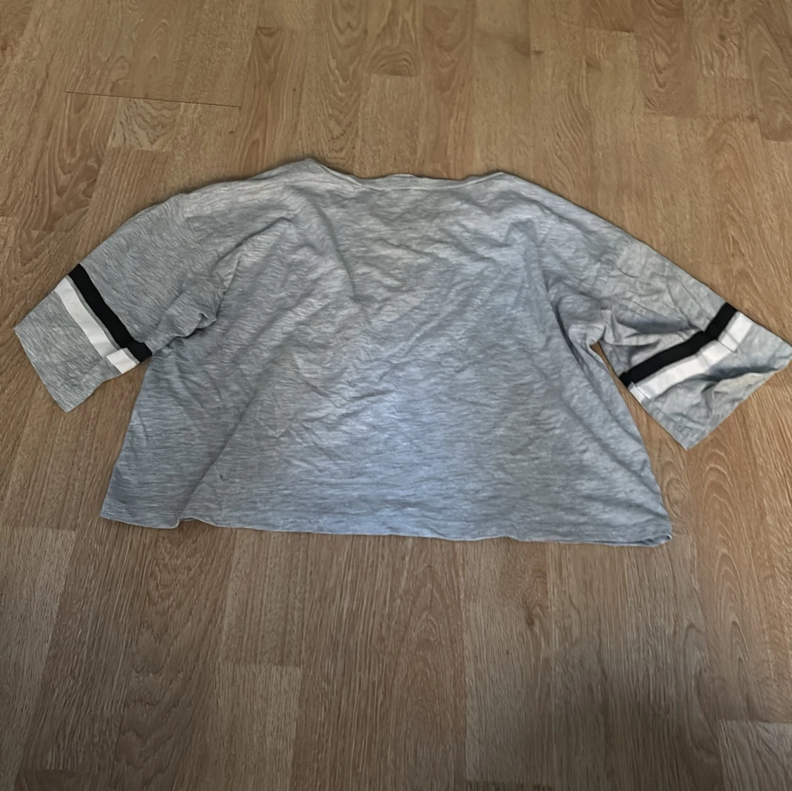 Grå croppad topp Forever NYC - 1