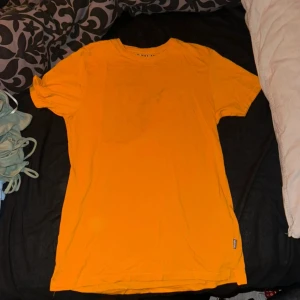 Gul t-shirt  - Fräsch gul t-shirt från WIN WIN i storlek S. Modellen är klassisk med rund hals och korta ärmar, perfekt för dig som gillar färgstarka plagg. 