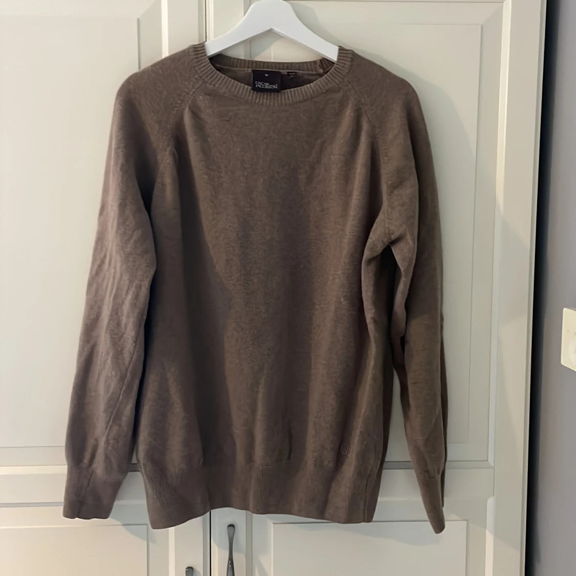 Beige stickad tröja Oscar Jacobson