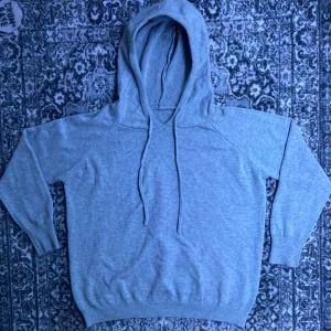 Grå hoodie  - Grå hoodie i XS. Väldigt bra skick, skönt material och hög kvalitet. Hör av dig vid frågor! Pris går att diskuteras vid snabb affär! 
