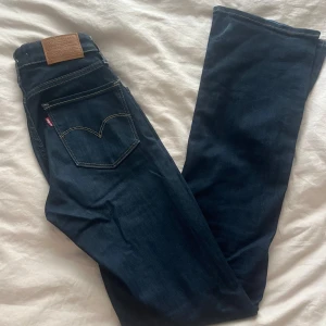 Levi's 725 High Rise Bootcut Jeans - Säljer dess mörkblå Levi's 725 High Rise Bootcut jeans då dem är för små för mig. Skriv om du har frågor💕💕