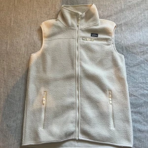 Vit fleeceväst från Protech - Säljer en vit fleeceväst från Protech med hög krage och hel dragkedja framtill. Perfekt för lager-på-lager och chill dagar. Säljer för att den inte används längre. Vid snabb affär kan priset diskuteras!