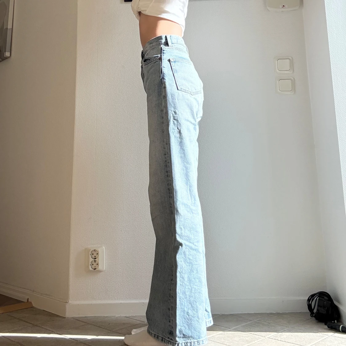 Ljusblå raka jeans från Monki - 2