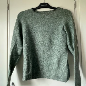 Grön stickad tröja från Vero Moda - Grön stickad tröja från Vero Moda i storlek XS. Tröjan har en rund halsringning, ribbade muddar och lång ärm. Jätteskön och perfekt till hösten, inte stickig!! 