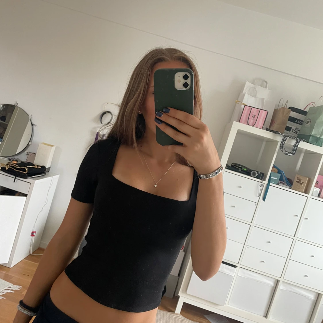 Svart croppad topp med fyrkantig hals