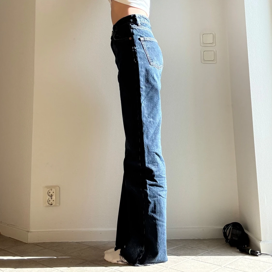 Mörkblå wide jeans med fransiga kanter - 1