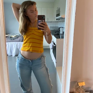 Stickad topp - Stickat Linné från Zara. Knuts runt nacken. Knappt använd.