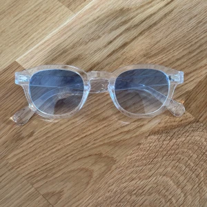 Transparenta solglasögon med blåtonade glas - Trendiga och snygga