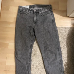 Grå relaxed fit jeans från H&M - Säljer ett par grå jeans från H&M i relaxed fit. De har klassisk femficksdesign, raka ben och normal midja. Jeansen är tillverkade i bomull och har en snygg, lite tvättad grå färg som passar till det mesta. Perfekta för en chill och avslappnad stil. Pris kan diskuteras!