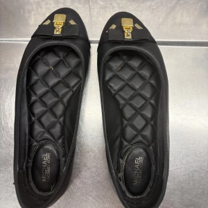 Micheal kors ballerina - Använda flitigt! Lite defekter så som uppskrapningar osv. Tror de är antingen storlek 36 eller 37