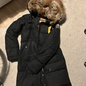 parajumper longbear - Säljer min parajumper jacka i modellen longbear. säljer pågrund av att den inte kommer till användning längre. Den är i bra skick och är inte använd så mycket. Skriv i dm om ni är intresserade!💕