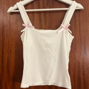 vit topp  - helt oanvänd, har inga defekter🩷