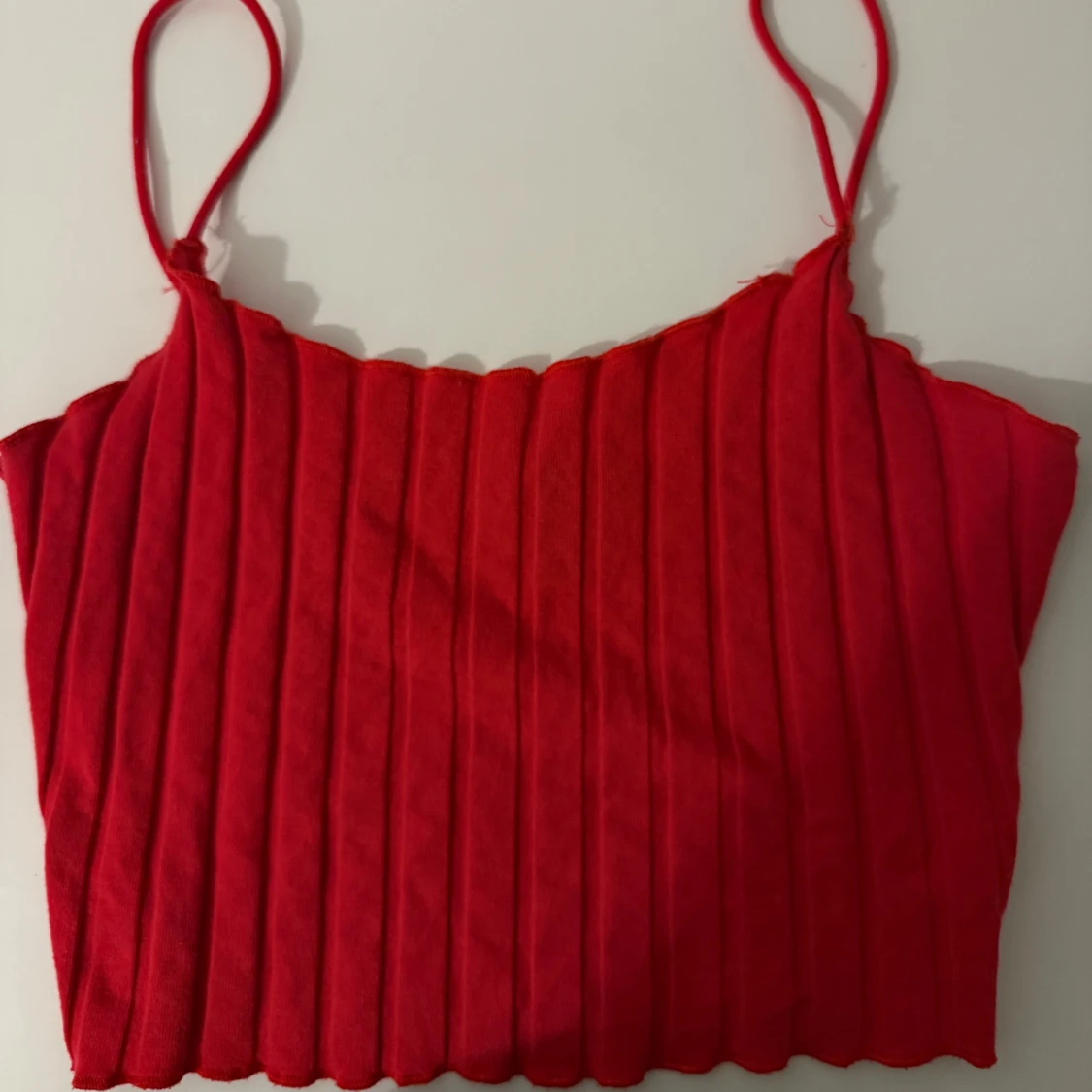 Röd ribbad linnetopp med smala band